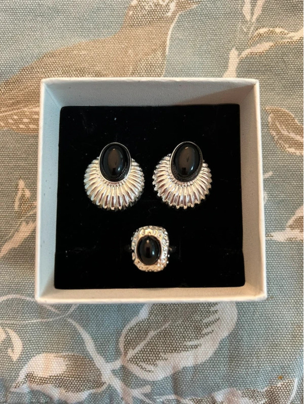 Silver and black jewelry set
